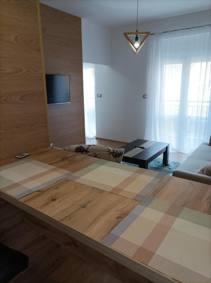 Aaapartmani Indjija Indija Extérieur photo
