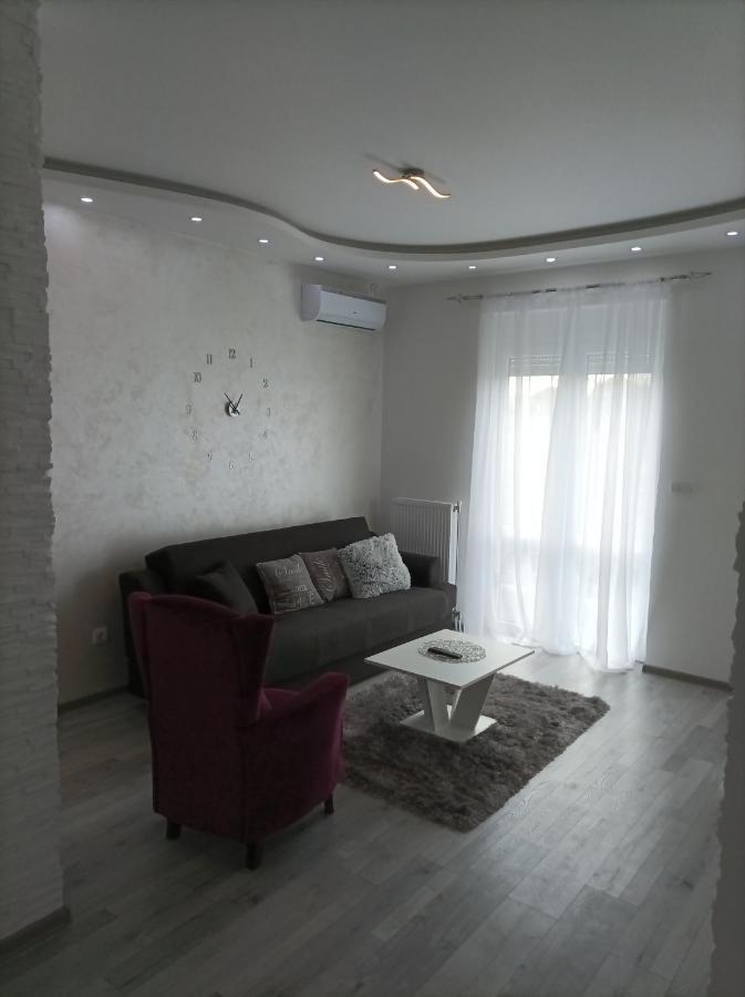 Aaapartmani Indjija Indija Extérieur photo