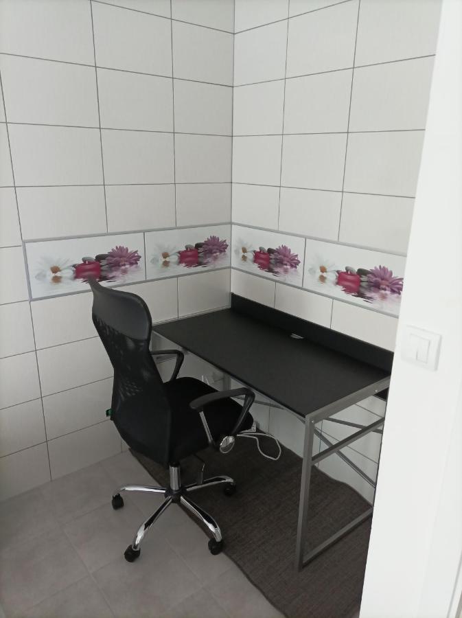Aaapartmani Indjija Indija Extérieur photo