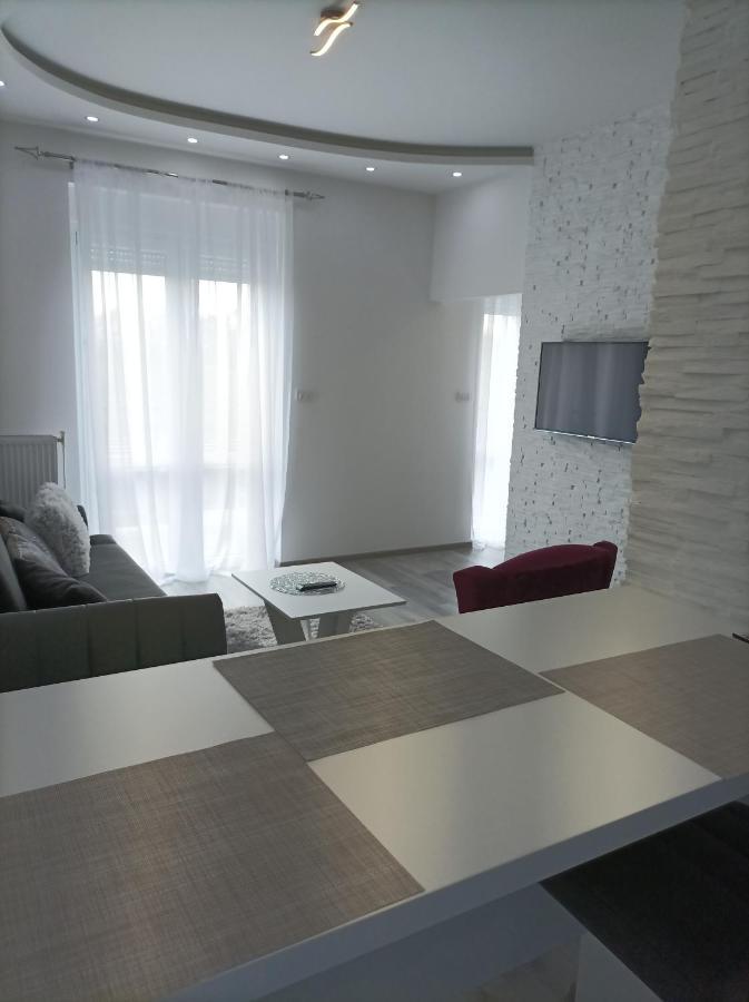 Aaapartmani Indjija Indija Extérieur photo