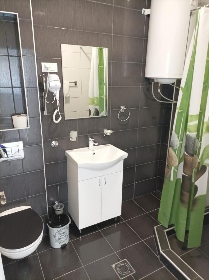 Aaapartmani Indjija Indija Extérieur photo